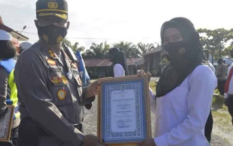 Kapolres Katingan AKBP Paulus Sonny Bhakti Wibowo menyerahkan penghargaan kepada personel Satreskrim