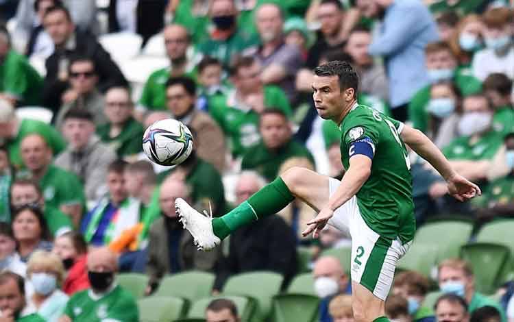 Pemain timnas Republik Irlandia Seamus Coleman saat bertanding melawan Azerbaijan dalam laga Grup A Kualifikasi Piala Dunia 2022 di Aviva Stadium, Dublin, Irlandia, 4 September 2021. (REUTERS/CLODAGH KILCOYNE)