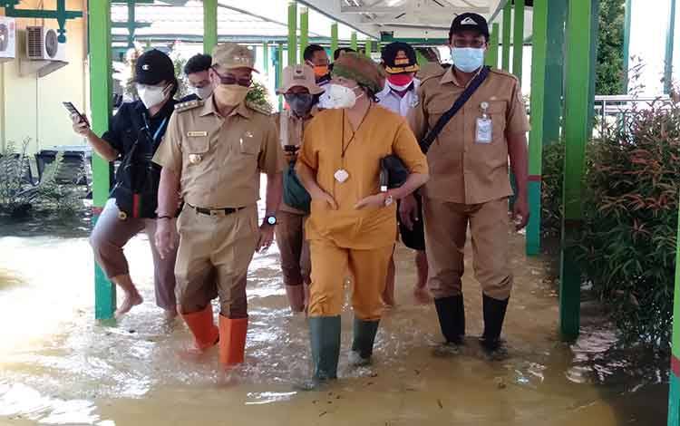 Bupati Katingan Sakariyas mengecek kondisi banjir di RDUD Mas Amsyar Kasongan.