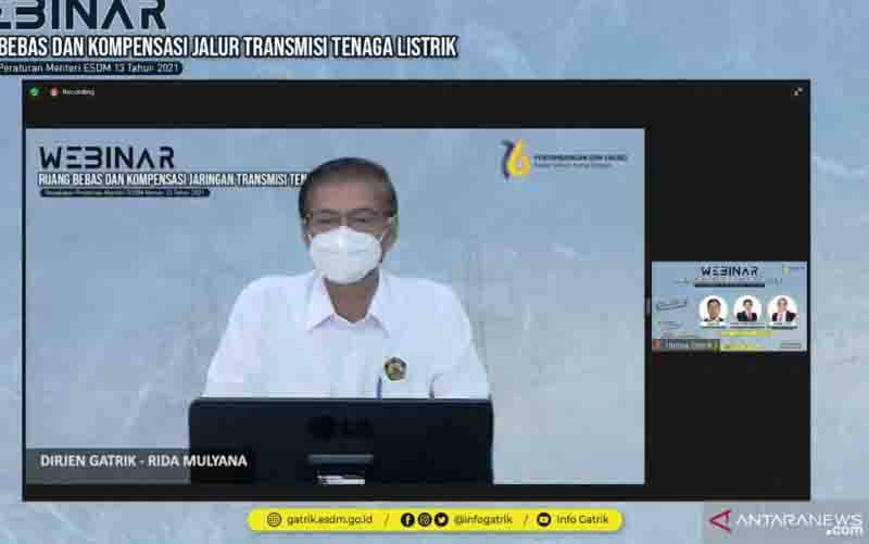 Tangkapan layar Direktur Jenderal Ketenagalistrikan Kementerian ESDM Rida Mulyana dalam webinar bertajuk Ruang Bebas dan Kompensasi Jaringan Transmisi Tenaga Listrik yang dipantau di Jakarta, Selasa (7/9/2021). (foto : ANTARA/Sugiharto Purnama)