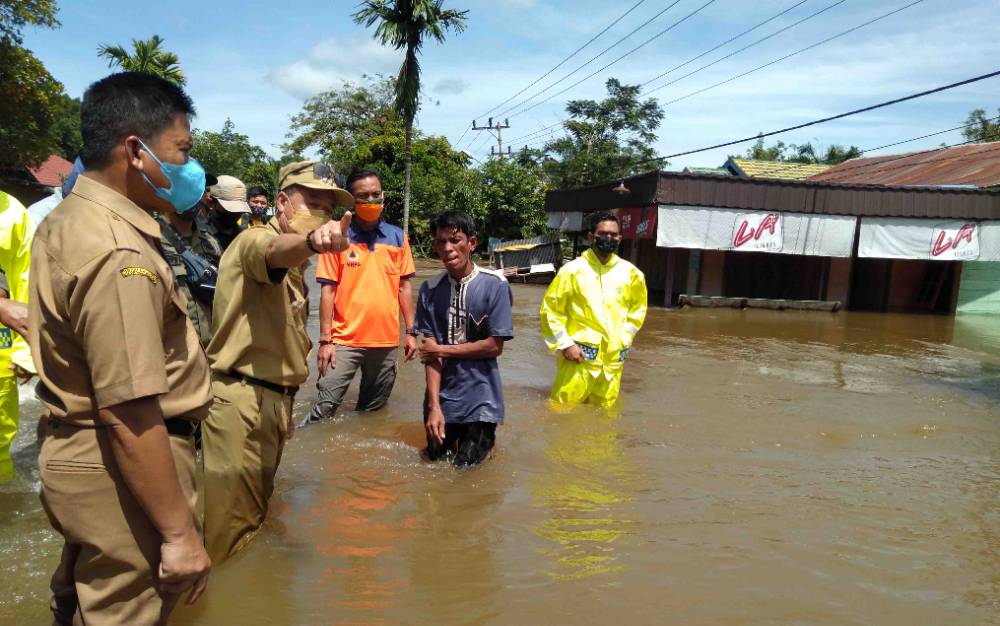 Bupati Katingan, Sakariyas meninjau banjir yang merendam Jalan Trans Kalimantan Km 1 Kasongan - Kereng Pangi, Selasa, 7 September 2021.
