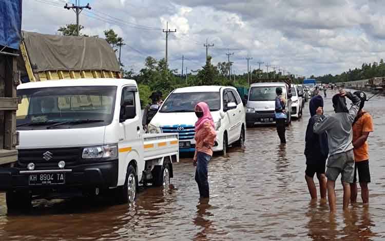 Banjir menggenang beberapa ruas jalan di Kalimantan Tengah