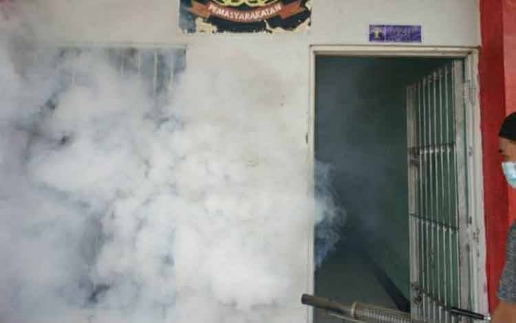 Kader kesehatan Rutan Kelas IIB Kuala Kapuas saat melakukan fogging untuk cegah DBD