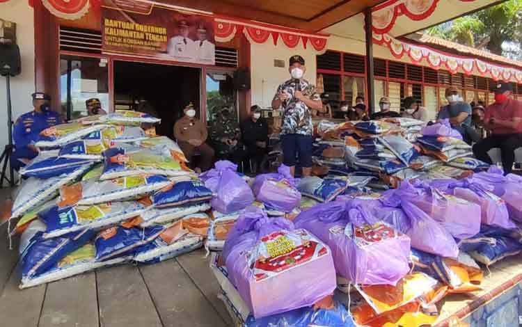 Gubernur Kalteng Sugianto Sabran saat datang ke Kecamatan Mentaya Hulu, untuk memberikan paket sembako untuk korban banjir