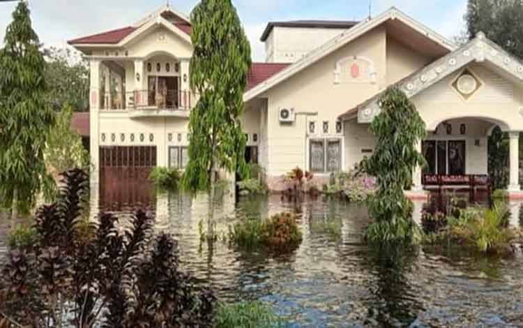 Rumah pribadi Wakil Bupati Katingan Sunardi Litang juga turut kebanjiran. 