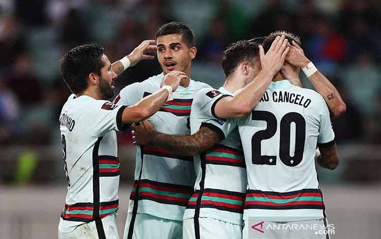 Para pemain tim nasional Portugal merayakan gol ketiga mereka ke gawang Azerbaijan yang dicetak Diogo Jota (kedua kanan) dalam laga lanjutan Grup A kualifikasi Piala Dunia 2022 zona Eropa di Stadion Olimpiade Baku, Baku, Azerbaijan, Selasa (7/9/2021) waktu setempat. (ANTARA/REUTERS/Aziz Karimov)