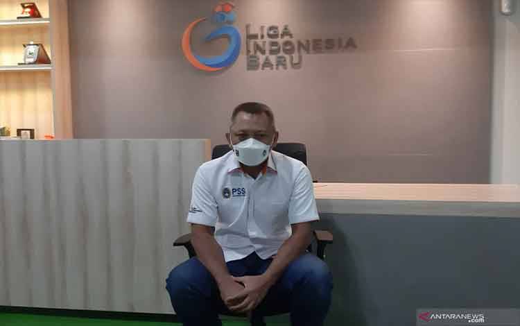Direktur Operasional PT Liga Indonesia Baru (LIB) Sudjarno memberikan keterangan mengenai perkembangan Liga 1 dan Liga 2 Indonesia musim 2021-2022 di Kantor LIB, Jakarta, Kamis (17/6/2021). ANTARA/Michael Siahaan