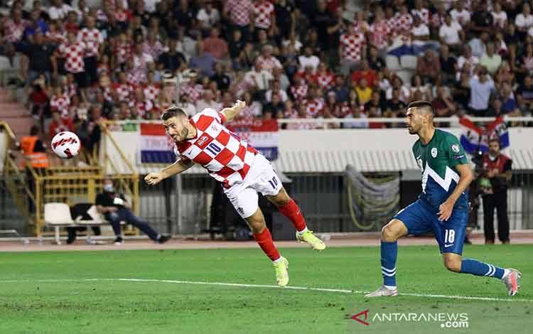 Tim nasional Kroasia merebut posisi puncak klasemen Grup H kualifikasi Piala Dunia 2022 seusai mengalahkan Slovenia 3-0 ketika di laga lain Rusia dan Slovakia kompak menang dengan skor 2-0 pada Selasa waktu setempat (Rabu WIB).