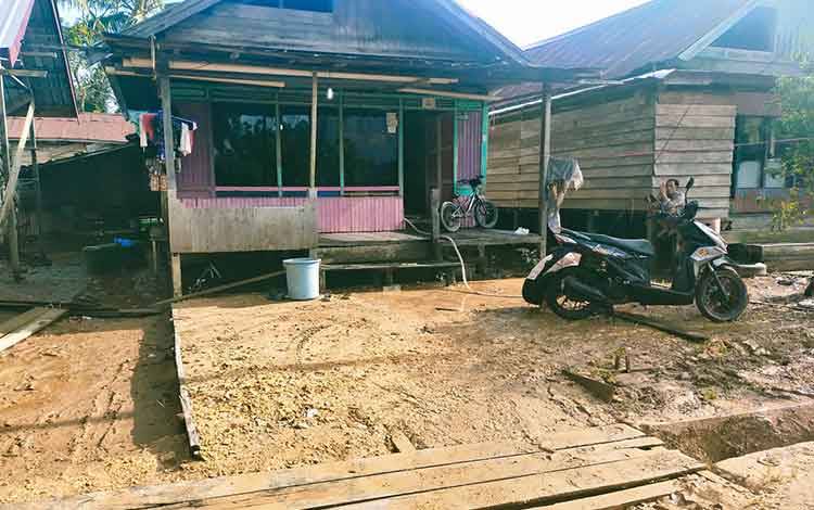 Kondisi terkini permukiman warga Desa Ayawan, Kecamatan Seruyan Tengah setelah kebanjiran. 