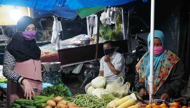 Aktivitas jual beli di Pasar Subuh Palangka Raya.