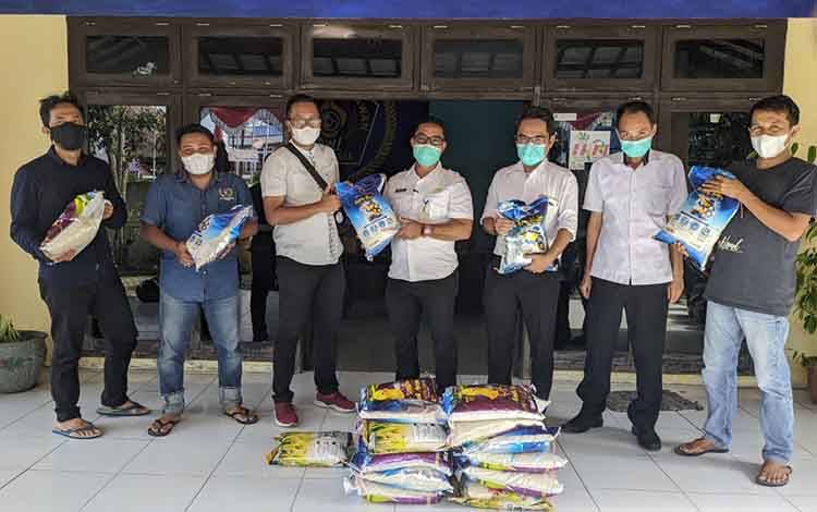 Kabag Umum Setda Kotim, Raihansyah dan ASN lainnya saat menyerahkan bantuan untuk korban banjir melalui PWI Kotim yang diterima Ketua PWI, Andri Rizky Agustian, Rabu sore, 8 September 2021.