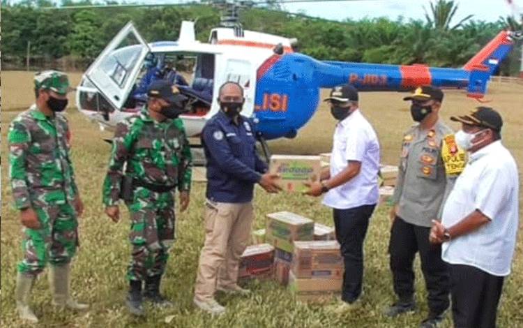 Distribusi ratusan paket sembako berupa mie instan ke dua Kecamatan di Kabupaten Katingan menggunakan helikopter Polda Kalteng.