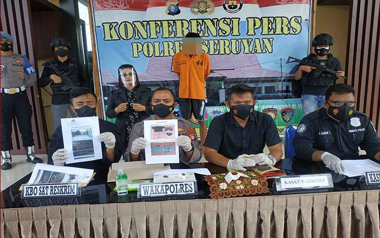Wakapolres Kompol Yudha Setiawan saat menggelar jumpa pers terkait kasus pencabulan anak bawah umur.