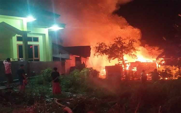 Rumah kontrakan semi permanen di Kelurahan Madurejo, Kecamatan Arut Selatan, habis terbakar.