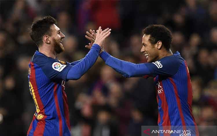 Arsip foto - Lionel Messi (kiri) dan Neymar (kanan) merayakan keberhasilan mencetak gol ketika pertandingan antara Barcelona vs Celta Vigo pada ajang La LIga Spanyol di Stadion Camp Nou, Barcelona, 4 Maret 2017. (ANTARA/AFP/LLUIS GENE)