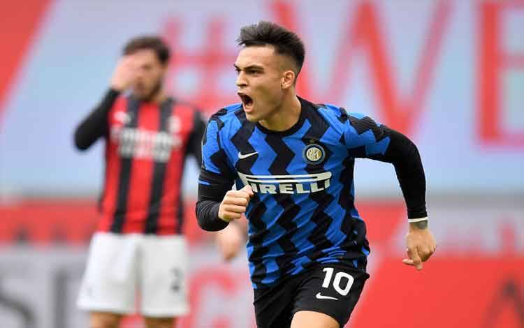 Penyerang Inter Milan Lautaro Martinez merayakan keberhasilannya mencetak gol pada laga melawan AC Milan pada ajang Serie A Italia di Stadion San Siro, Milan, 21 Februari 2021. (ANTARA/REUTERS/DANIELE MASCOLO)