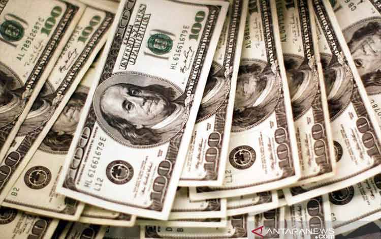 Dokumentasi - Dolar AS dihitung oleh seorang bankir di bank di Westminster, Colorado, Selasa (3/11/2009). ANTARA/REUTERS/Rick Wilking/am.
