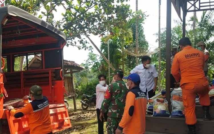 Tim TRC Pusdalops BPBPK Kalteng saat mendistribusikan bantuan Gubernur untuk maayarakat terdampak banjir di Desa Tumbang Kalang