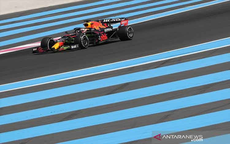 Ilustrasi - Pebalap tim Red Bull Max Verstappen memacu mobilnya dalam sesi latihan ajang balap F1 GP Prancis di Circuit Paul Ricard, Le Castellet, Prancis, Jumat (18/6/2021). ANTARA FOTO/REUTERS/Yves Herman/foc.