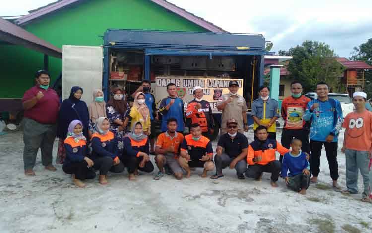 Wakil Bupati Katingan Sunardi Litang foto bersama sejumlah relawan dari Kalimantan Selatan di posko banjir Gedung LPTQ Katingan.