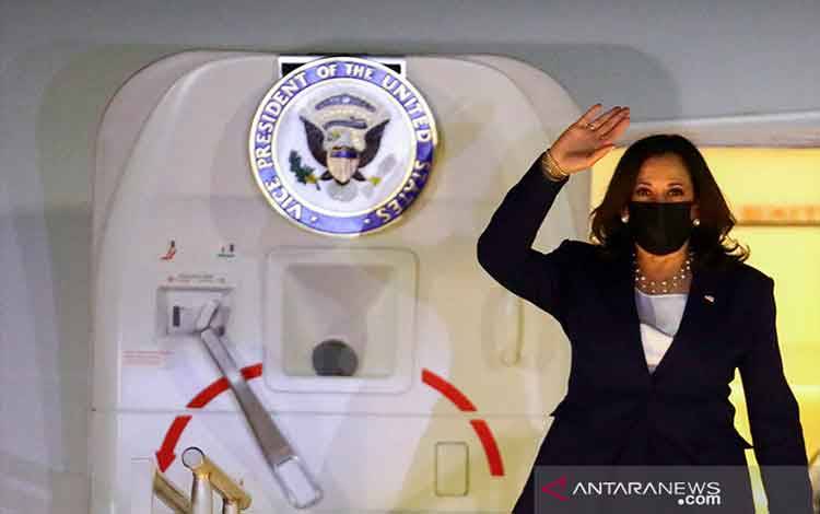 Wakil Presiden Amerika Serikat Kamala Harris turun dari pesawat Air Force Two saat ia tiba di Bandara Internasional Benito Juarez di Mexico City, Meksiko, Senin (7/6/2021). ANTARA FOTO/REUTERS/Edgard Garrido/nz/cfo/am.