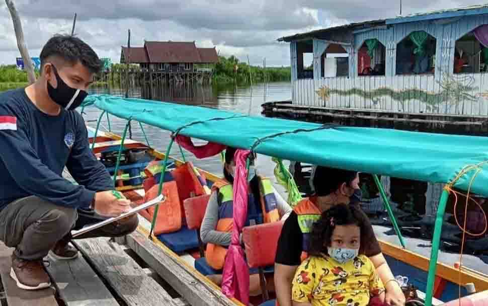 Tim Dishub Palangka Raya saat mengawasi aktivitas pengunjung wisata Dermaga Kereng Bangkirai