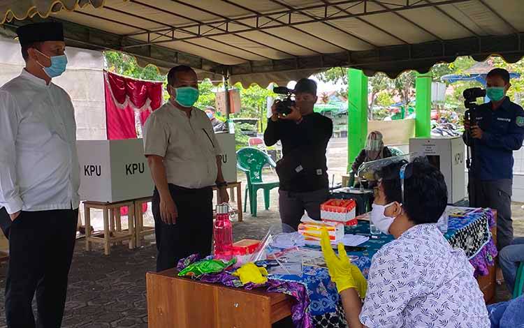 Bupati Sukamara, Windu Subagio saat meninjau TPS pelaksanaan Pilgub Kalteng.