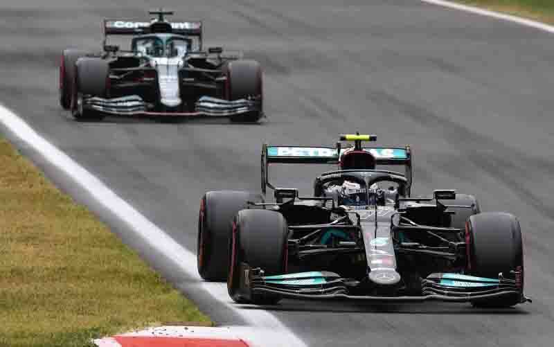 Pebalap tim Mercedes Valtteri Bottas menjalani sesi kualifikasi sprint race Grand Prix Italia, Sirkuit Monza. (10/9/2021). (foto : ANTARA/REUTERS/Jennifer Lorenzini)