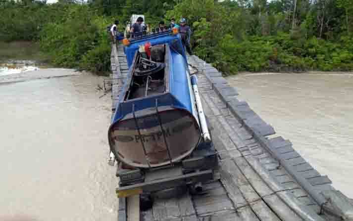 Jembatan Sei Rawi I ambruk saat dilintasi truk, Jumat, 10 September 2021.