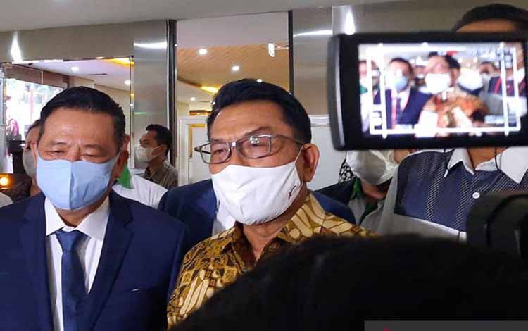 Kepala Staf Kepresidenan, Moeldoko didampingi pengacara Otto Hasibuan berbicara kepada wartawan usai melaporkan peneliti ICW di Bareskrim Mabes Polri, Jakarta, Jumat (10/9/2021)
