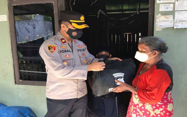 Wakapolres Kapuas Kompol Iqbal Sengaji saat menyerahkan bantuan paket sembako untuk warga Kecamatan Selat