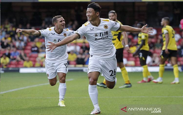 Penyerang Wolverhampton Hwang Hee-chan merayakan golnya ke gawang Watford dalam laga lanjutan Liga Inggris di Stadion Vicarage Road, Watford, Inggris, Sabtu (11/9/2021). (ANTARA/REUTERS/Andrew Couldridge)