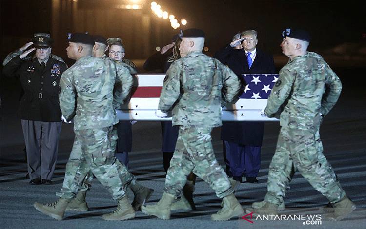 Dokumentasi - Presiden Amerika Serikat Donald Trump memberi penghormatan terakhir kepada jenazah prajurit militer AS yang tewas akibat kecelakaan helikopter di Afghanistan, Pangkalan Militer Dover, Delaware, Amerika Serikat (21/11/2019). ANTARA/REUTERS/Jonathan Ernst/aa. (REUTERS/JONATHAN ERNST)