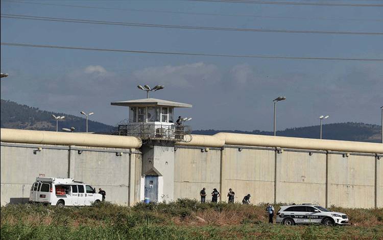 Anggota keamanan Israel berdiri bersama saat pencarian di luar penjara Gilboa setelah enam militan Palestina melarikan diri di utara Israel, Senin (6/9/2021). ANTARA FOTO/REUTERS/Gil Eliyahu/aww/cfo (REUTERS/GIL ELIYAHU)