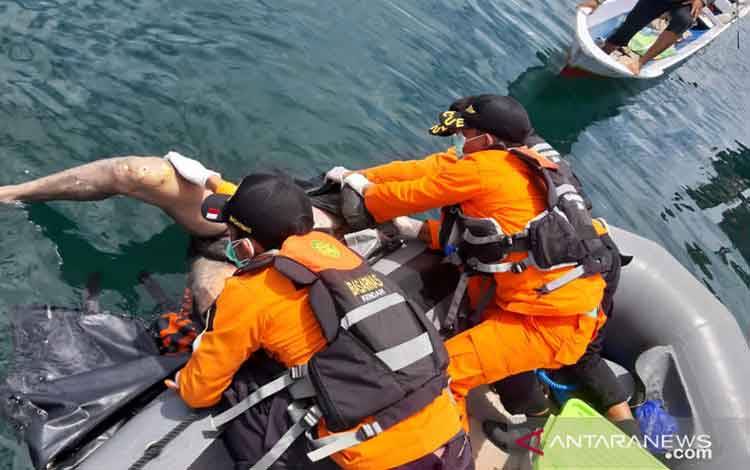 Basarnas evakuasi korban kecelakaan laut meninggal dunia (Foto: ANTARA/HO-Humas Basarnas)
