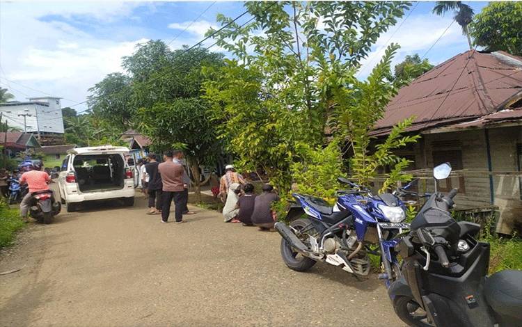 Evakuasi mayat wanita paruh baya yang ditemukan dengan kondisi membusuk di salah satu rumah di kawasan Hungan Puruk Cahu.