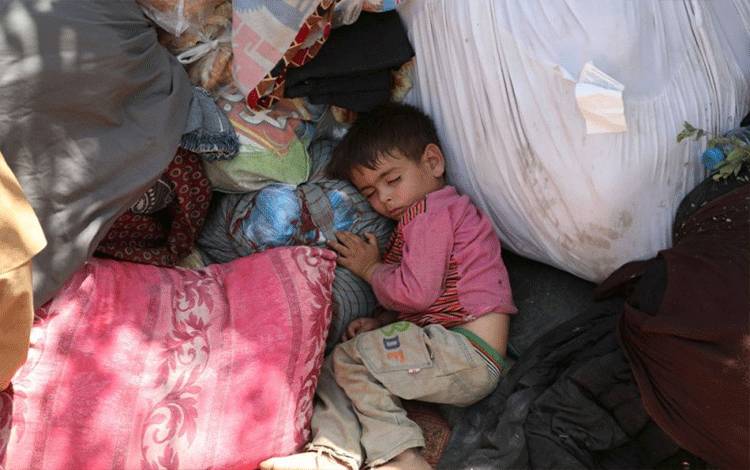 Arsip - Seorang anak pengungsi tidur di taman umum yang digunakan sebagai penampungan di Kabul, Afghanistan, Agustus 2021. (ANTARA/Reuters)