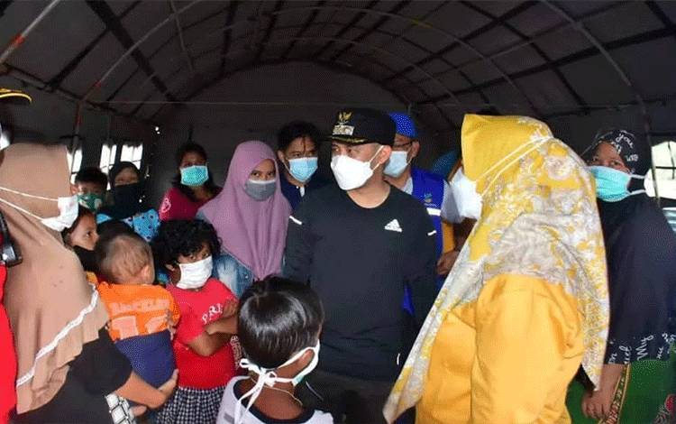 Wali Kota Palangka Raya Fairid Naparin saat mengunjungi warga terdampak banjir di posko pengungsian.