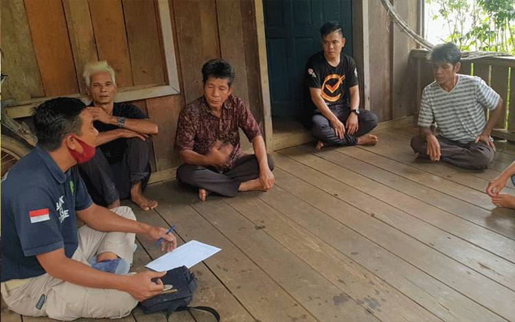 Petugas BKSDA Pos Jaga Sampit, berkomunikasi dengan warga terkait owa yang menyerang anak di Kecamatan Telawang.