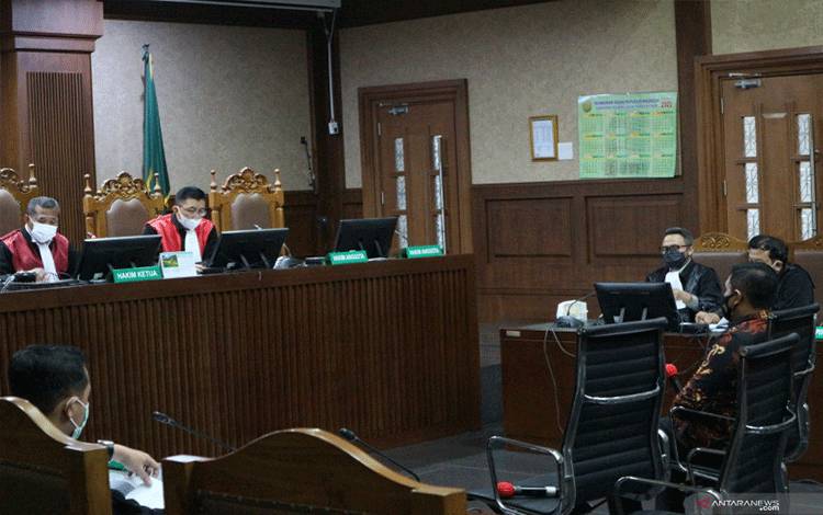 Mantan penyidik KPK Stepanus Robin Pattuju menjalani sidang pembacaan dakwaan di pengadilan Tindak Pidana Korupsi (Tipikor) Jakarta, Senin (13/9) (Desca Lidya Natalia)
