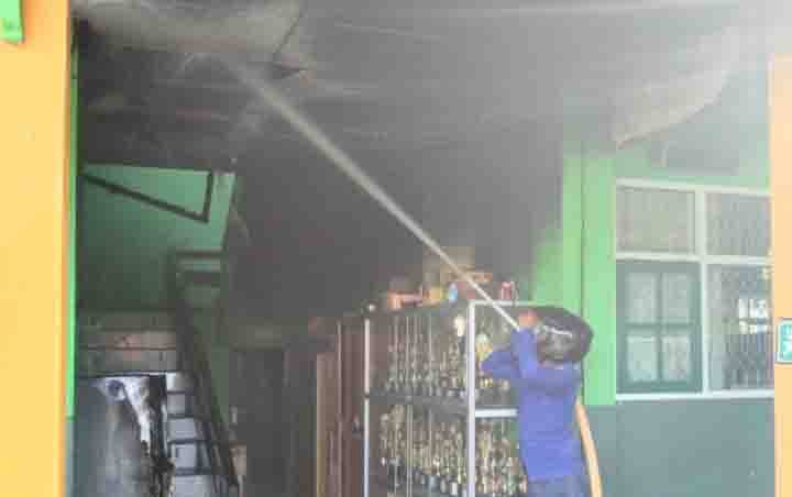 Petugas damkam berupaya memadamkan api yang nyaris menghanguskan bangunan MIN 1 Sampit, Senin sore, 13 September 2021.