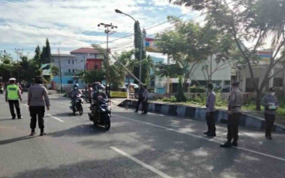 Personel Polsek Selat saat melakukan operasi yustisi penegakkan prokes di Jalan Tambun Bungai, Kuala Kapuas, Senin, 13 September 2021.