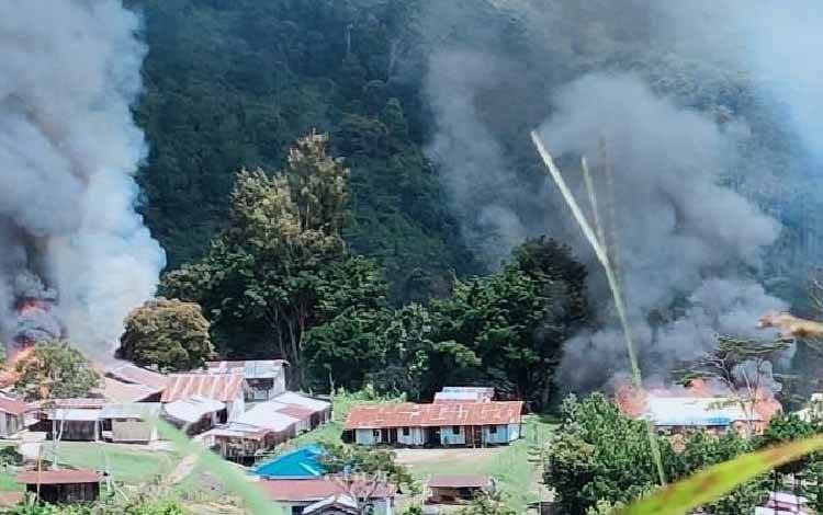 KKB pimpinan Lamek Tablo diduga bakar sejumlah fasilitas umum dan rumah warga di Kiwirok, Senin (13/9/2021)