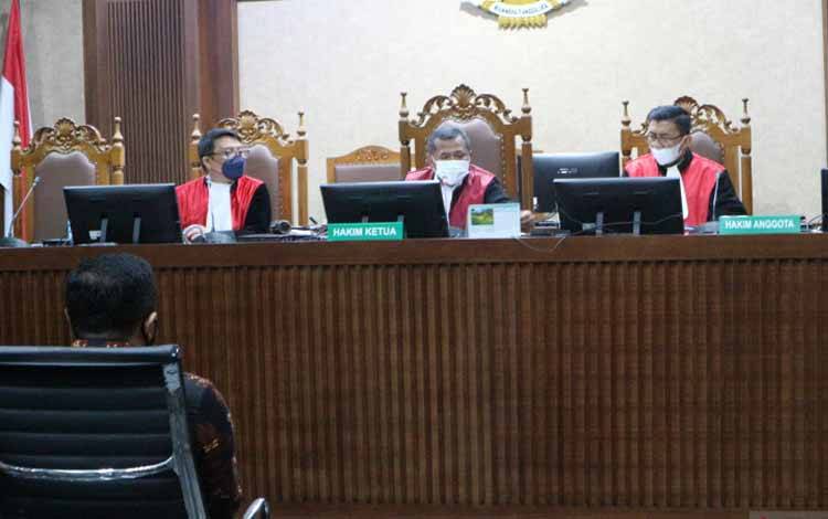 Mantan penyidik KPK Stepanus Robin Pattuju menjalani sidang pembacaan dakwaan di pengadilan Tindak Pidana Korupsi (Tipikor) Jakarta, Senin (13/9/2021)