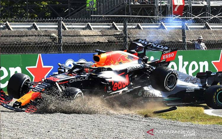 Pembalap Red Bull Max Verstappen dan pembalap Mercedes Lewis Hamilton terlibat tabrakan saat balapan F1 GP Monza di Autodromo Nazionale Monza, Monza, Italia (12/9/2021). Pembalap McLaren Daniel Ricciardo berhasil menjadi juara pada balapan tersebut. ANTARA FOTO/REUTERS/Jennifer Lorenzini/aww.