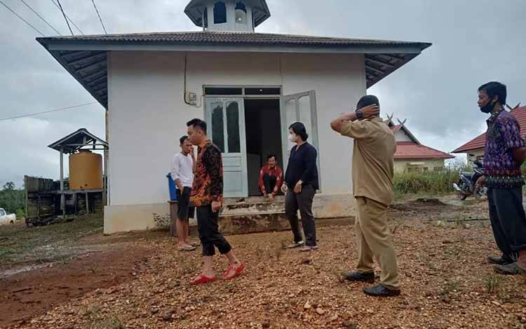 Anggota DPR Kalteng, Ferry Khaidir saat meninjau rumah ibadah yang ada di salah satu daerah di Kalteng.