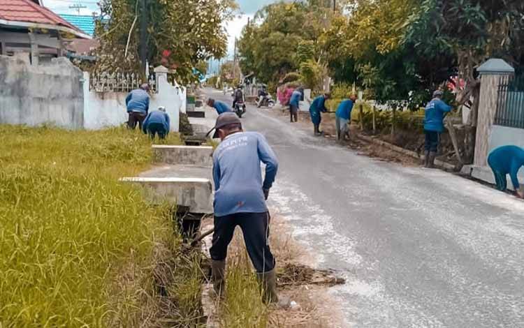 Tim PUPR Palangka Raya saat membersihkan drainase di Jalan Bakti  