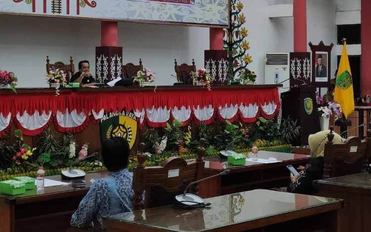 Anggota Komisi C DPRD Kota Palangka Raya, Riduanto saat menerima kunker DPRD Provinsi Kalsel .
