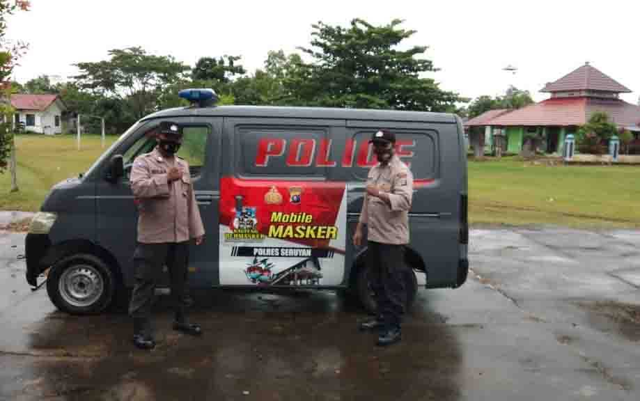 Personel Satbinmas Polres Seruyan saat mengerahkan Mobil Masker di SMA Negeri 1 Kuala Pembuang, Selasa, 14 September 2021.