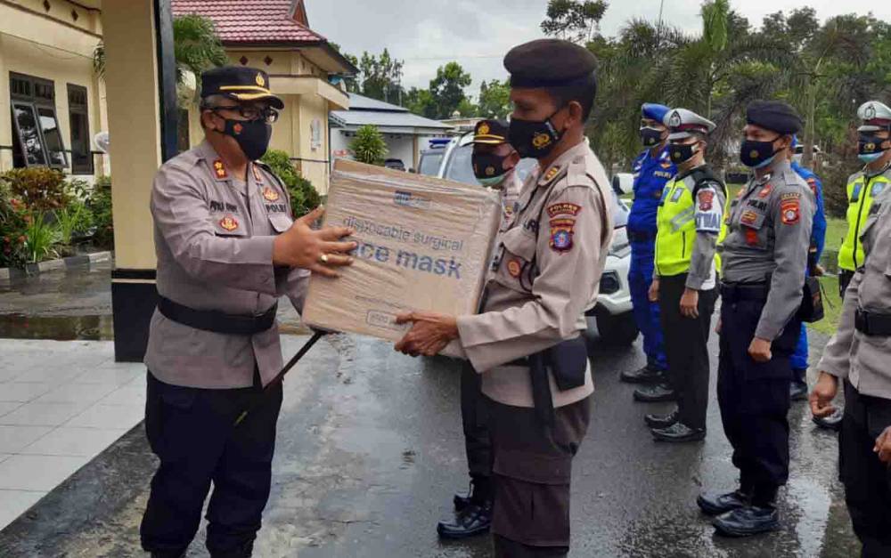 Kapolres Sukamara AKBP I Gede Putu Dedy Ujiana menyerahkan masker kepada perwakilan pelaksana Mobil Masker untuk dibagikan kepada masyarakat